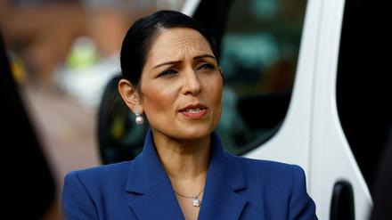 Priti Patel während eines Besuchs in der Milton Keynes Police Station in Großbritannien am 31. August 2022.