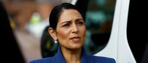 Priti Patel während eines Besuchs in der Milton Keynes Police Station in Großbritannien am 31. August 2022.