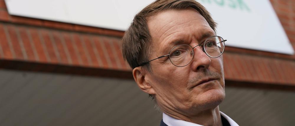 Vorbild Hamburg? Bundesgesundheitsminister Karl Lauterbach (SPD) beim Besuch eines Gesundheitskiosk im Stadtteil Billstedt.