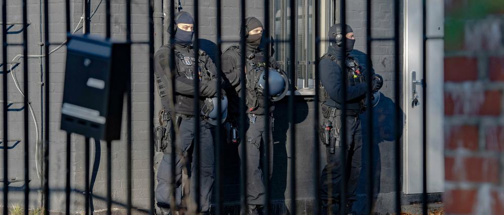 Auch diese Razzia gegen Hells Angels in Weißensee im Oktober 2021 ging auf Daten aus dem Messengerdienst Encrochat zurück.
