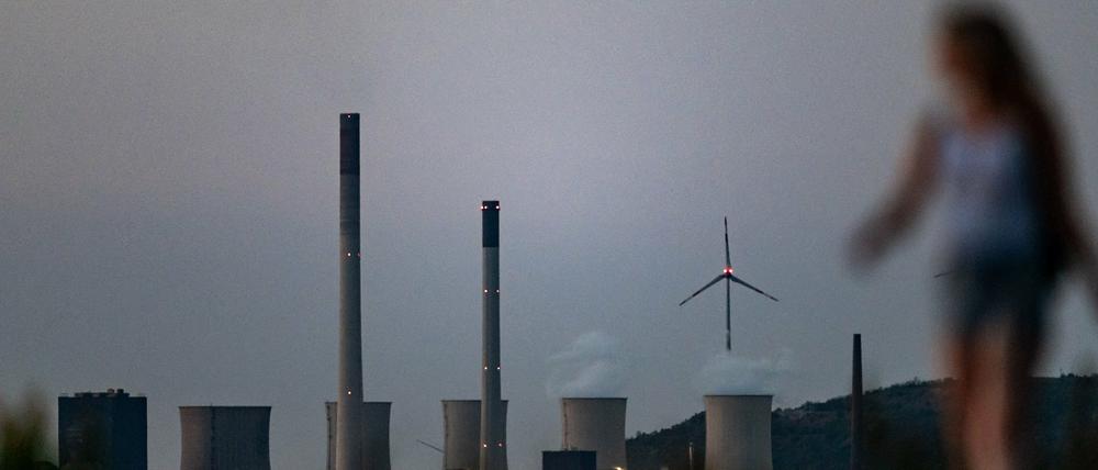 Die Kühltürme des Steinkohlekraftwerks von Uniper in Scholven nach Sonnenuntergang.