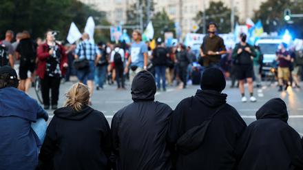 Linke Aktivisten bei einer Sitzblockade