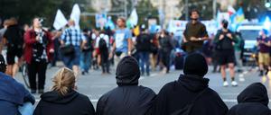 Linke Aktivisten bei einer Sitzblockade