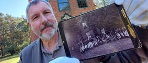 Bernd Küster, Vorsitzender des Fördervereins Jagdschloß, mit der vermutlich ältesten Darstellung einer Jagdgesellschaft vor dem Jagdschoß Stern auf einem Originalfoto von 1894.