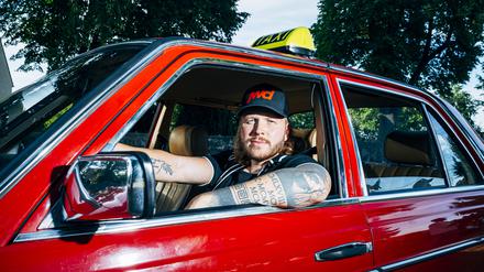 Rapper Finch als Taxifahrer im neuen Brandenburger Werbe-Musikvideo.