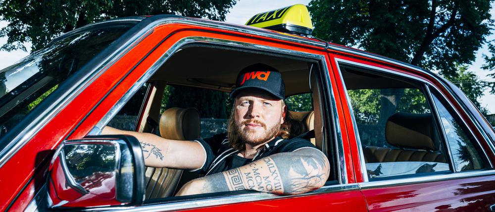 Rapper Finch als Taxifahrer im neuen Brandenburger Werbe-Musikvideo.