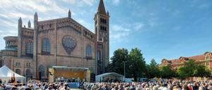 Vor der Kirch St. Peter und Paul fand am Sonntag ein Festgottesdienst statt.