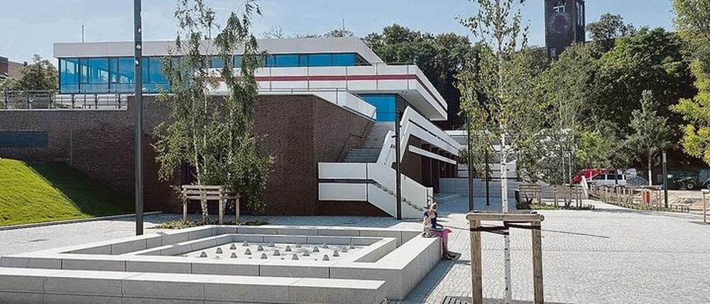 Der wiederbelebte Bau und die neuen Brunnen sollen Versöhnungsarbeit leisten in einer Stadt, die sich über DDR-Architektur wund diskutiert hat.