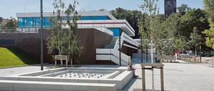 Der wiederbelebte Bau und die neuen Brunnen sollen Versöhnungsarbeit leisten in einer Stadt, die sich über DDR-Architektur wund diskutiert hat.