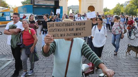 Manche Menschen wollten ihr Gesicht bei dem Spaziergang nicht zeigen.
