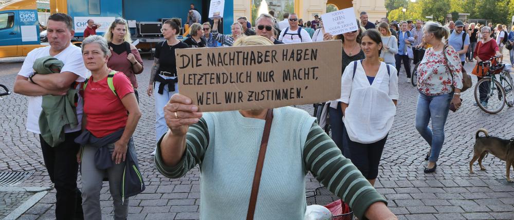 Manche Menschen wollten ihr Gesicht bei dem Spaziergang nicht zeigen.
