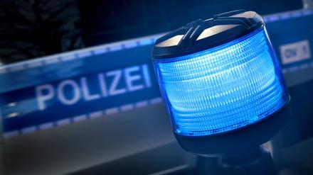 Die Polizei ist mit Blaulicht im Einsatz. 