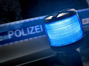 Die Polizei ist mit Blaulicht im Einsatz. (Symbolbild)