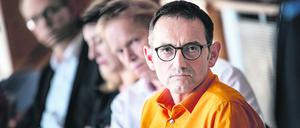 25.08.2022, Berlin: Stephan von Dassel (Bündnis 90/Die Grünen), Bezirksbürgermeister von Berlin Mitte, verfolgt eine Sondersitzung der Bezirksverordnetenversammlung (BVV) Mitte über seine Abwahl. Von Dassel wird vorgeworfen in ein Stellenbesetzungsverfahren in unzulässiger Weise eingegriffen zu haben. Endgültig entscheidet die BVV in zweiter Lesung am 8. September über sein Abwahl. Foto: Fabian Sommer/dpa +++ dpa-Bildfunk +++