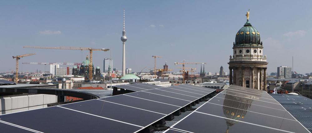 Photovoltaikanlage mit Dünnschichtmodulen auf dem Dach des Kaufhauses Galeries Lafayette, hinten Turm vom Französischen Dom und Fernsehturm, Berlin, Deutschland, Europa || Mindestpreis 20 Euro