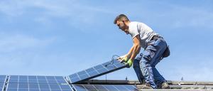 Enpal bietet Solaranlagen zur Miete an. Handwerker der Firma montieren und warten die Anlage.