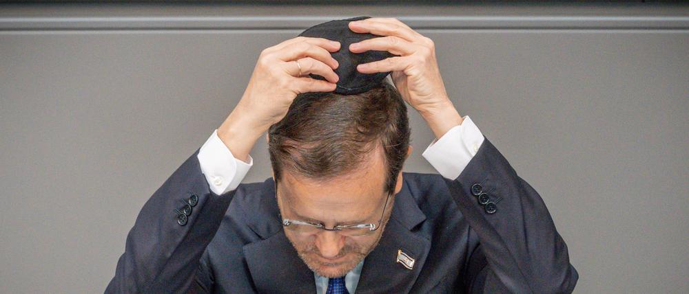 06.09.2022, Berlin: Izchak Herzog, Präsident von Israel, spricht vor dem Deutschen Bundestag. Herzog hält sich zu einem dreitägigen Staatsbesuch in Deutschland auf. Foto: Michael Kappeler/dpa +++ dpa-Bildfunk +++