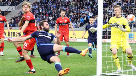 Beide dunkel, schwer zu unterscheiden. Im April spielte Hertha gegen den VfB Stuttgart im Auswärtstrikot.