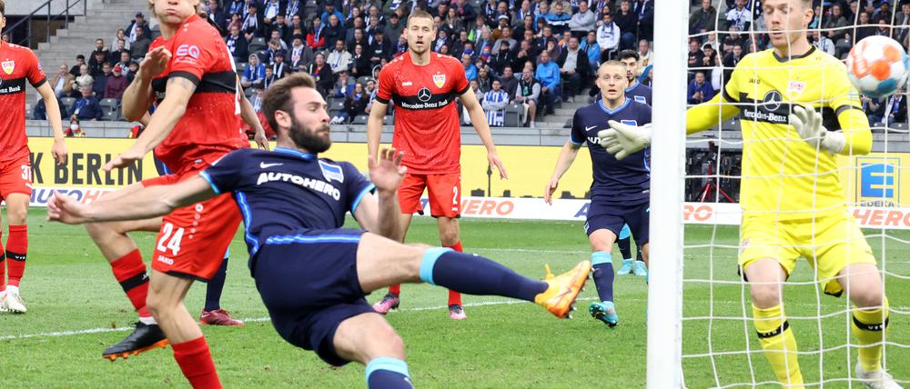 Beide dunkel, schwer zu unterscheiden. Im April spielte Hertha gegen den VfB Stuttgart im Auswärtstrikot.