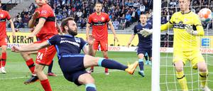 Beide dunkel, schwer zu unterscheiden. Im April spielte Hertha gegen den VfB Stuttgart im Auswärtstrikot.