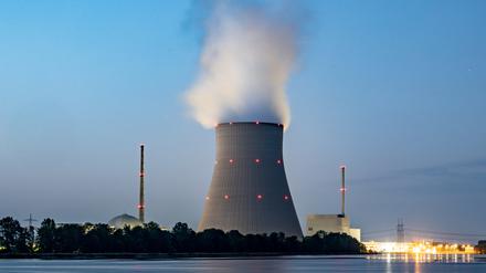 Wasserdampf steigt aus dem Kühltum vom Atomkraftwerk (AKW) Isar 2. Zwei der drei letzten deutschen Atomkraftwerke sollen laut Bundeswirtschaftsminister Habeck (Grüne) nach dem Jahreswechsel noch bis Mitte April 2023 als Reserve zur Verfügung stehen. 