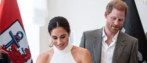 Prinz Harry und seine Frau Meghan tragen sich in das goldene Buch der Stadt ein. 