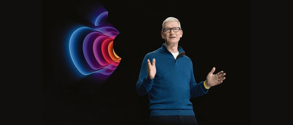 HANDOUT - 08.03.2022, USA, Cupertino: Apple-Chef Tim Cook kündigt in einer Videoübertragung aus dem Apple Park in Cupertino eine Neuauflage des iPad Air an. Auf dem Event wurde auch ein neues iPhone SE sowie ein neuartiger Computer (Mac Studio) vorgestellt. Cook äußerte sich bei der aufgezeichneten Präsentation nicht zum russischen Angriffskrieg in der Ukraine. Er trug aber dezent Farben der ukrainischen Nationalflagge: blauer Pullover, gelbes Armband für seine Apple Watch. Foto: -/Apple/dpa - ACHTUNG: Nur zur redaktionellen Verwendung im Zusammenhang mit der aktuellen Berichterstattung und nur mit vollständiger Nennung des vorstehenden Credits +++ dpa-Bildfunk +++