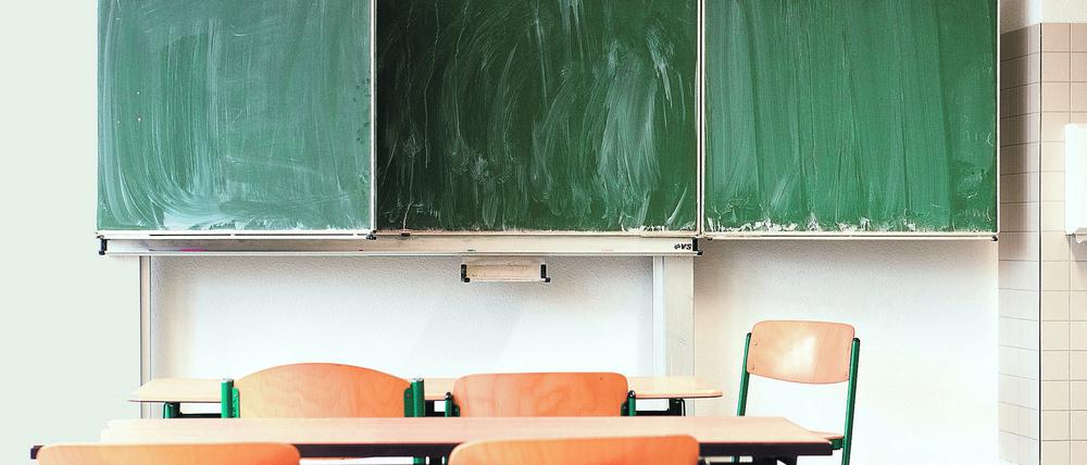 Ein Klassenzimmer in einer Schulen in Leipzig ist leer.