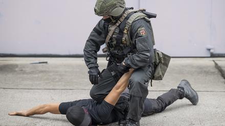 Polizeiübung. Ein SEK-Beamter der Polizei Rheinland-Pfalz demonstriert die Festnahme eines Täters.
