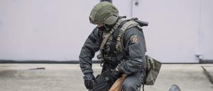Polizeiübung. Ein SEK-Beamter der Polizei Rheinland-Pfalz demonstriert die Festnahme eines Täters.