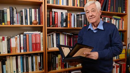Historiker Heinz Wewer, der gerade eine bemerkenswerte Buch-Trilogie zu letzten Briefen und Postkarten von Verfolgten des Holocaust abgeschlossen hat. Fotografiert in seinem Arbeitszimmer in Berlin Zehlendorf.

Foto: Mike Wolff