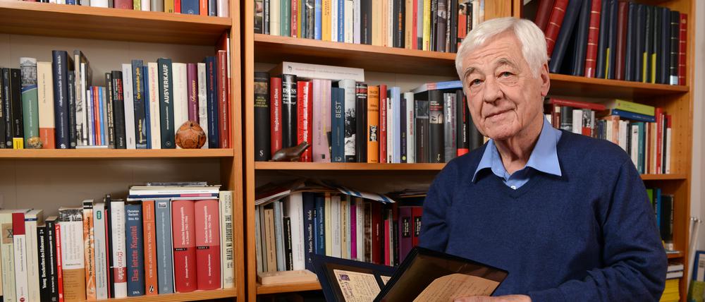 Historiker Heinz Wewer, der gerade eine bemerkenswerte Buch-Trilogie zu letzten Briefen und Postkarten von Verfolgten des Holocaust abgeschlossen hat. Fotografiert in seinem Arbeitszimmer in Berlin Zehlendorf.

Foto: Mike Wolff