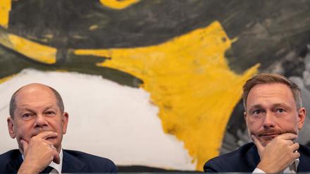 Berlin: Bundeskanzler Olaf Scholz (SPD, l), nimmt neben Christian Lindner (FDP), Bundesminister der Finanzen, an der Pressekonferenz nach den Beratungen von SPD, Grünen und FDP im Koalitionsausschuss teil. 