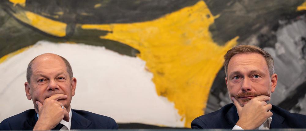 Berlin: Bundeskanzler Olaf Scholz (SPD, l), nimmt neben Christian Lindner (FDP), Bundesminister der Finanzen, an der Pressekonferenz nach den Beratungen von SPD, Grünen und FDP im Koalitionsausschuss teil. 