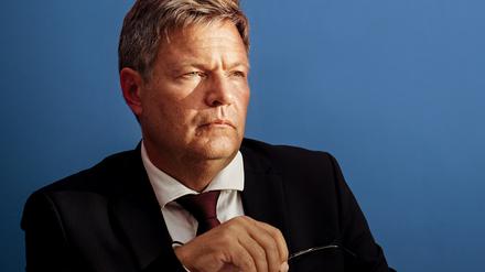 05.09.2022, Berlin: Robert Habeck (Bündnis 90/Die Grünen), Bundesminister für Wirtschaft und Klimaschutz, gibt in der Bundespressekonferenz die Ergebnisse des Stresstests zum Weiterbetrieb von Atomkraftwerken bekannt. Beim Stresstest sollten die Auswirkungen der angespannten Lage auf den Energiemärkten auf die Sicherheit der Stromversorgung untersucht werden. Auf der Grundlage soll die Entscheidung über einen möglichen Weiterbetrieb der letzten drei Atomkraftwerke in Deutschland über das Jahresende hinaus getroffen werden. Foto: Kay Nietfeld/dpa +++ dpa-Bildfunk +++