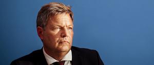 05.09.2022, Berlin: Robert Habeck (Bündnis 90/Die Grünen), Bundesminister für Wirtschaft und Klimaschutz, gibt in der Bundespressekonferenz die Ergebnisse des Stresstests zum Weiterbetrieb von Atomkraftwerken bekannt. Beim Stresstest sollten die Auswirkungen der angespannten Lage auf den Energiemärkten auf die Sicherheit der Stromversorgung untersucht werden. Auf der Grundlage soll die Entscheidung über einen möglichen Weiterbetrieb der letzten drei Atomkraftwerke in Deutschland über das Jahresende hinaus getroffen werden. Foto: Kay Nietfeld/dpa +++ dpa-Bildfunk +++