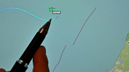 Eine Person zeigt mit einem Stift auf die letzte bekannte Position der Cessna mit der Kennung OE-FGR. Foto: Helmut Fohringer/APA/dpa 