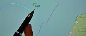 Eine Person zeigt mit einem Stift auf die letzte bekannte Position der Cessna mit der Kennung OE-FGR. Foto: Helmut Fohringer/APA/dpa