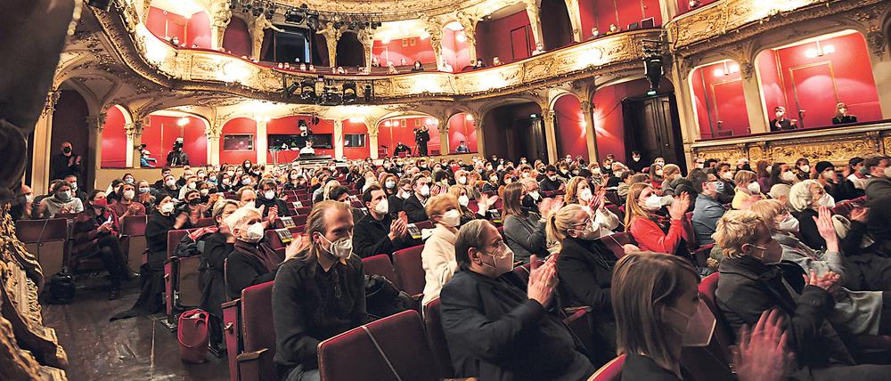 Mütze statt Maske, oder Mütze und Maske? Auch Theaterbesucher sollten sich im Winter warm anziehen. 
