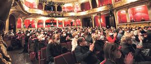 Mütze statt Maske, oder Mütze und Maske? Auch Theaterbesucher sollten sich im Winter warm anziehen. 