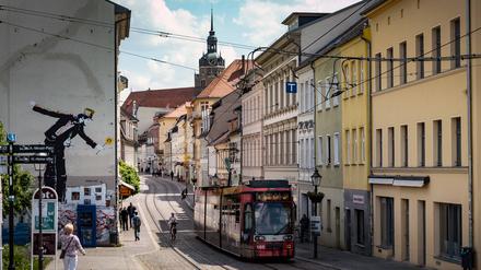 Stadt Brandenburg an der Havel; Hauptstraße in der Altstadt mit Tram / Straßenbahn Brandenburg an der Havel *** City of Brandenburg an der Havel Main Street in the Old Town with Tram Tram Brandenburg an der Havel  