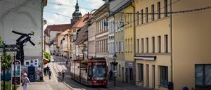 Stadt Brandenburg an der Havel; Hauptstraße in der Altstadt mit Tram / Straßenbahn Brandenburg an der Havel *** City of Brandenburg an der Havel Main Street in the Old Town with Tram Tram Brandenburg an der Havel  