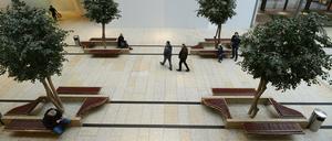 Potsdamer Platz Arkaden. Baubeginn für die Umgestaltung. Die meisten Geschäfte sind schon leer.
Es soll ein moderneres Einkaufszentrum entstehen.Der Verkauf der Berlinale Tickets geht aber weiter.

Foto: Mike Wolff