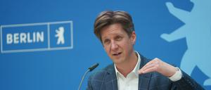 Berlins Finanzsenator Daniel Wesener nach einer Sitzung des Senats. 