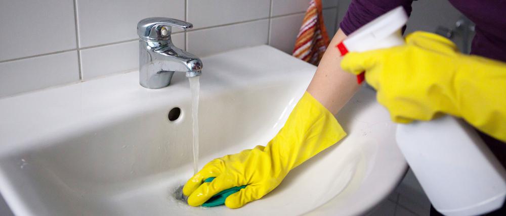 Zum Themendienst-Bericht von Evelyn Steinbach vom 7. April 2014: Putzen nervt! Praktisch ist da eine Putzfrau, die das wöchentliche Prozedere übernimmt. (Archivbild vom 06.02.2014/Die Veröffentlichung ist für dpa-Themendienst-Bezieher honorarfrei.) Foto: Silvia Marks