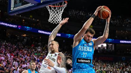 Daniel Theis 10 Deutschland im Zweikampf, Aktion, mit Luka Doncic 77 Slovenien, Deutschland vs. Slovenien, FIBA EuroBasket 2022, Basketball, 06.09.2022 