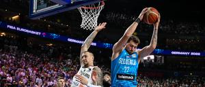Daniel Theis 10 Deutschland im Zweikampf, Aktion, mit Luka Doncic 77 Slovenien, Deutschland vs. Slovenien, FIBA EuroBasket 2022, Basketball, 06.09.2022 
