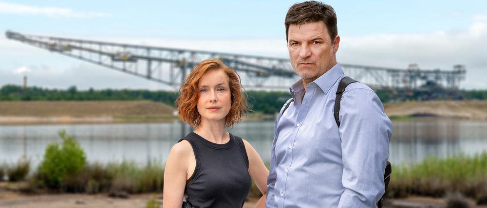 Im Hintergrund der gigantische Schaufelradbagger des Braunkohletagebaus: Mišel Matičević und Odine in der Krimi-Serie „Lauchhammer - Tod in der Lausitz“. 