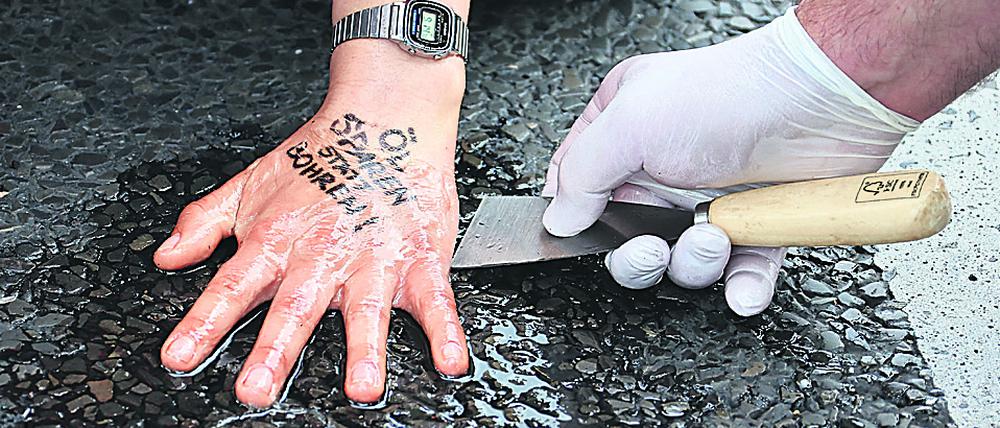 Immer wieder haben sich Aktivist:innen der Gruppe „Aufstand der letzten Generation“ in den vergangenen Monaten auf Berliner Straßen festgeklebt.