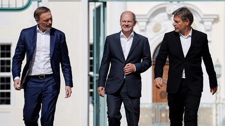 Sie schlendern deutsche Sonderwege und zeigen wenig Neugier, wie EU-Partner auf die Energie- und Preiskrise antworten: Kanzler Olaf Scholz (SPD - M), Wirtschaftsminister Robert Habeck (Bündnis 90/Die Grünen -r), und Finanzminister Christian Lindner (FDP) in Meseberg. 